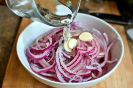 Как замариновать лук в уксусе вкусно и быстро