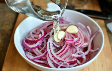Как замариновать лук в уксусе вкусно и быстро