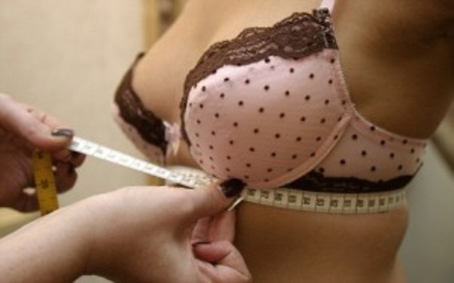  Власти Австралии против порнографии, где участвуют женщины с небольшим размером груди