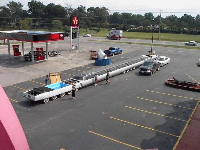 Самый длинный в мире автомобиль на заправочной станции