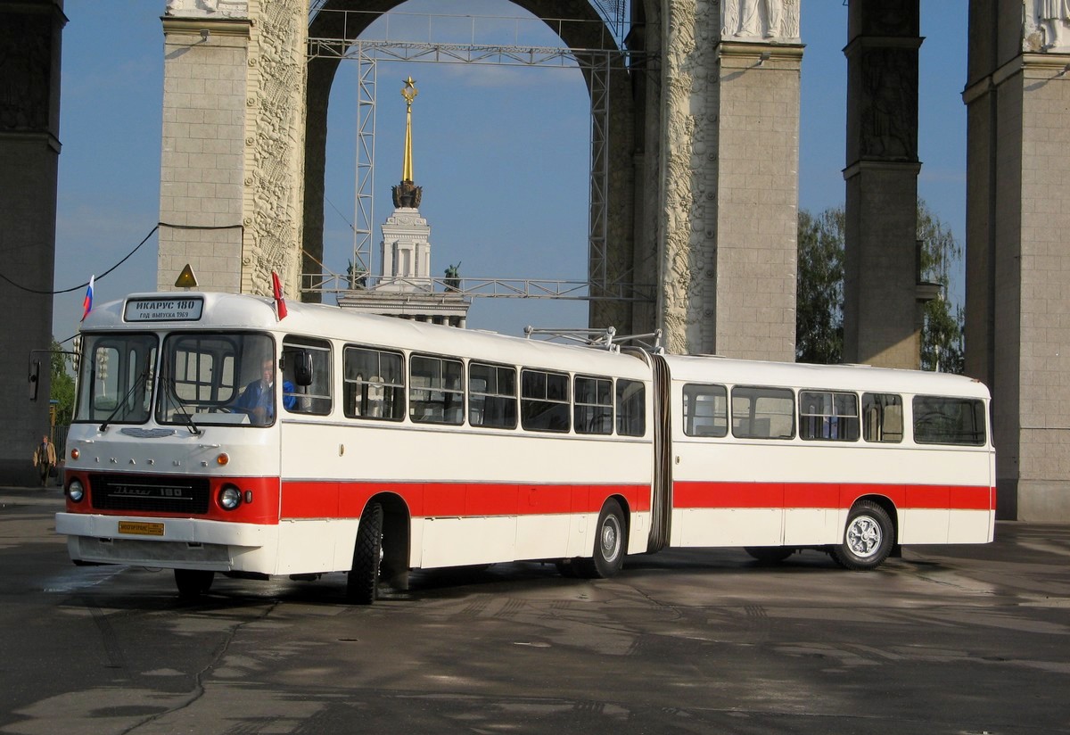 Автобусы прошлых лет. Икарус 180. Автобус Икарус 180. Икарус 180 Советский автобус. Автобусы Икарус в СССР.