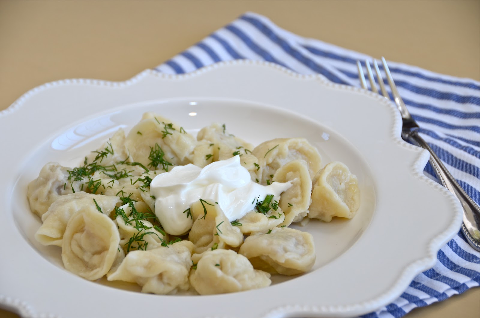 Со сметаной вкуснее. Пельмени со сметаной. Пельмешки со сметаной. Тарелка пельменей со сметаной. Пельмени с майонезом.