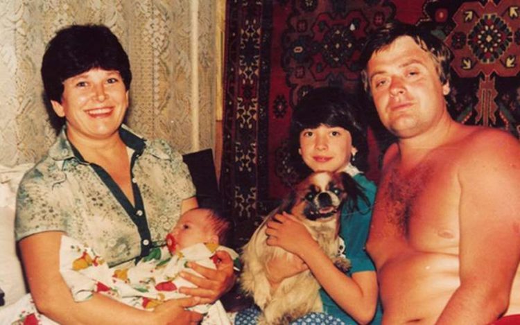 Несмотря на 12-летнюю разницу в возрасте, Жанна с сестрой Наташей были очень близки