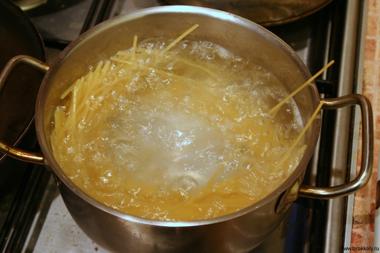 Картошку кидать в кипящую воду. Макароны в кастрюле. Макароны в кипящей воде. Вермишель в кастрюле. Кастрюля для спагетти.