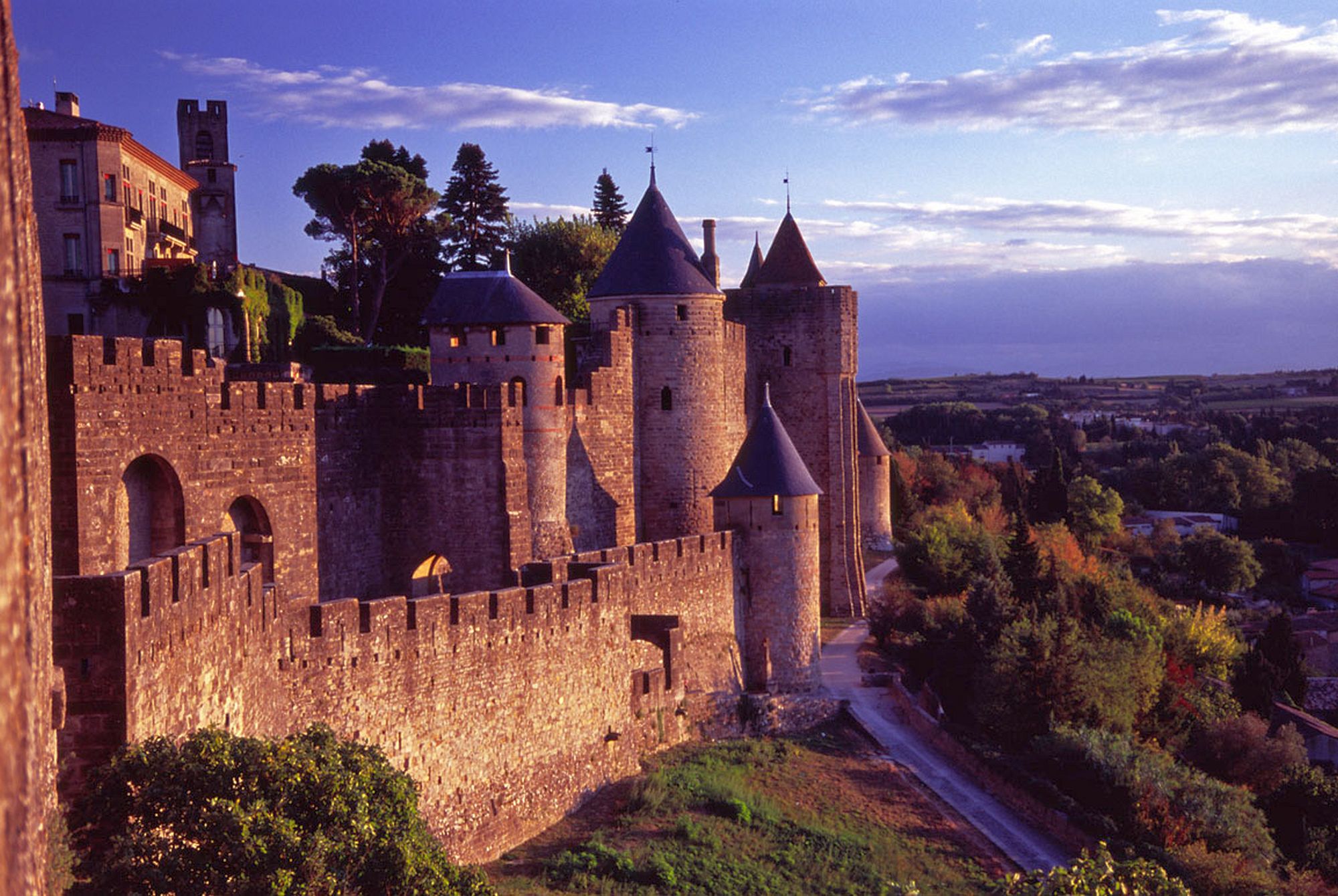 Средневековый замок во франции. Крепость Каркассон во Франции. Франция крепость Каркасон. Каркассон замок Франция. Францикрепость Каркассон.