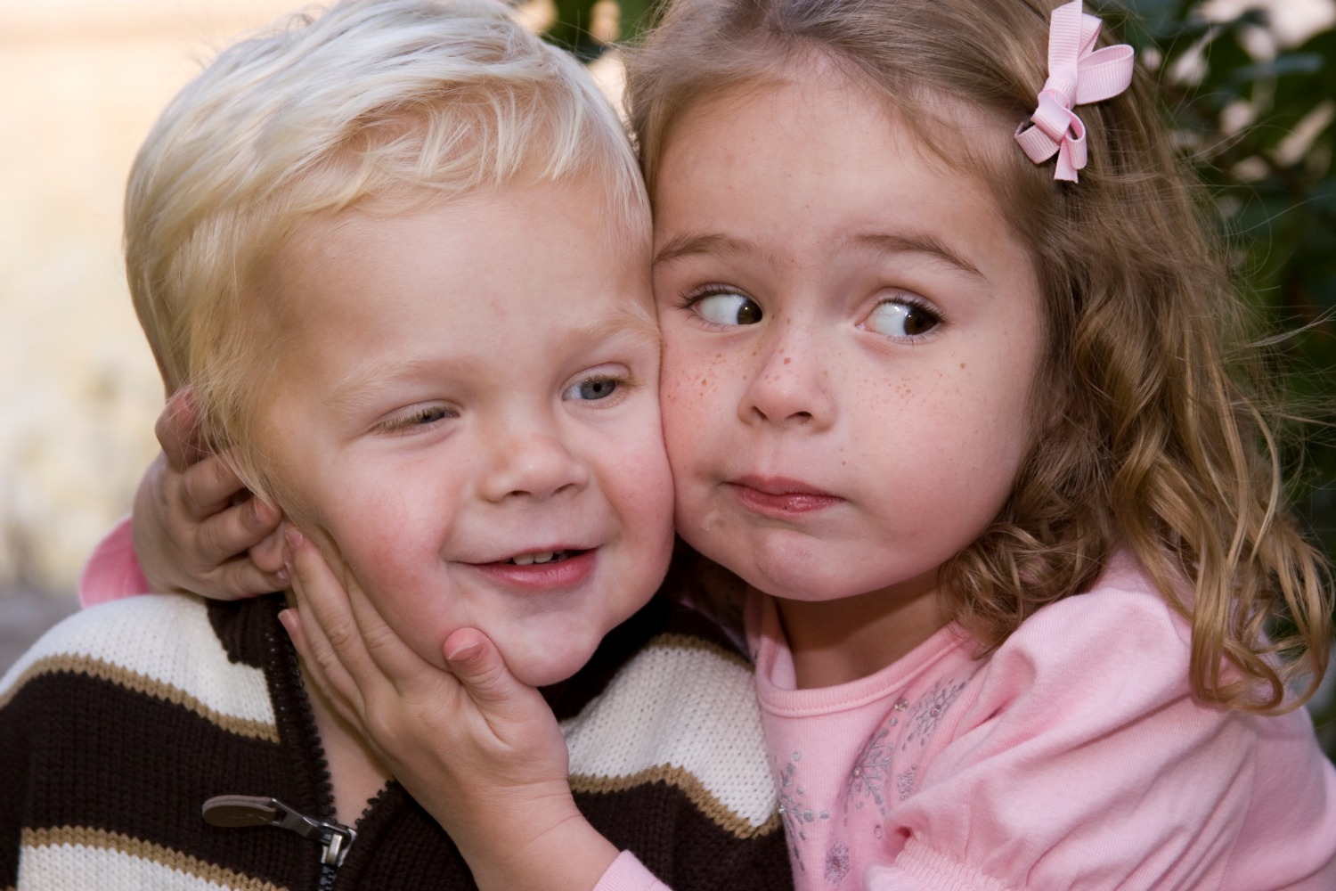 Близняшки мальчики. Две детки. Две детки. Близнецы малыши. Дети мальчик и девочка.
