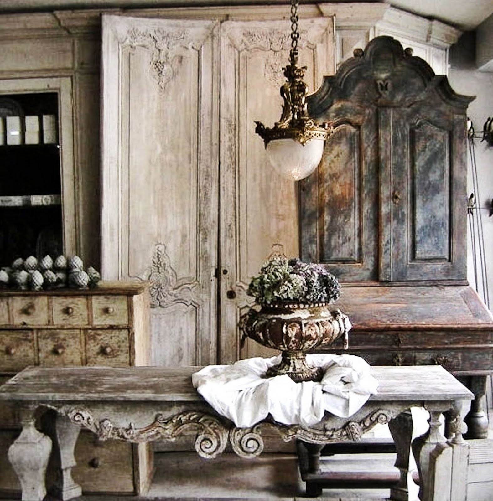 Винтажный это. Французская мебель в стиле Прованс. Шебби Шик мебель Франция. Винтажный стиль в интерьере. Интерьер в старинном стиле.