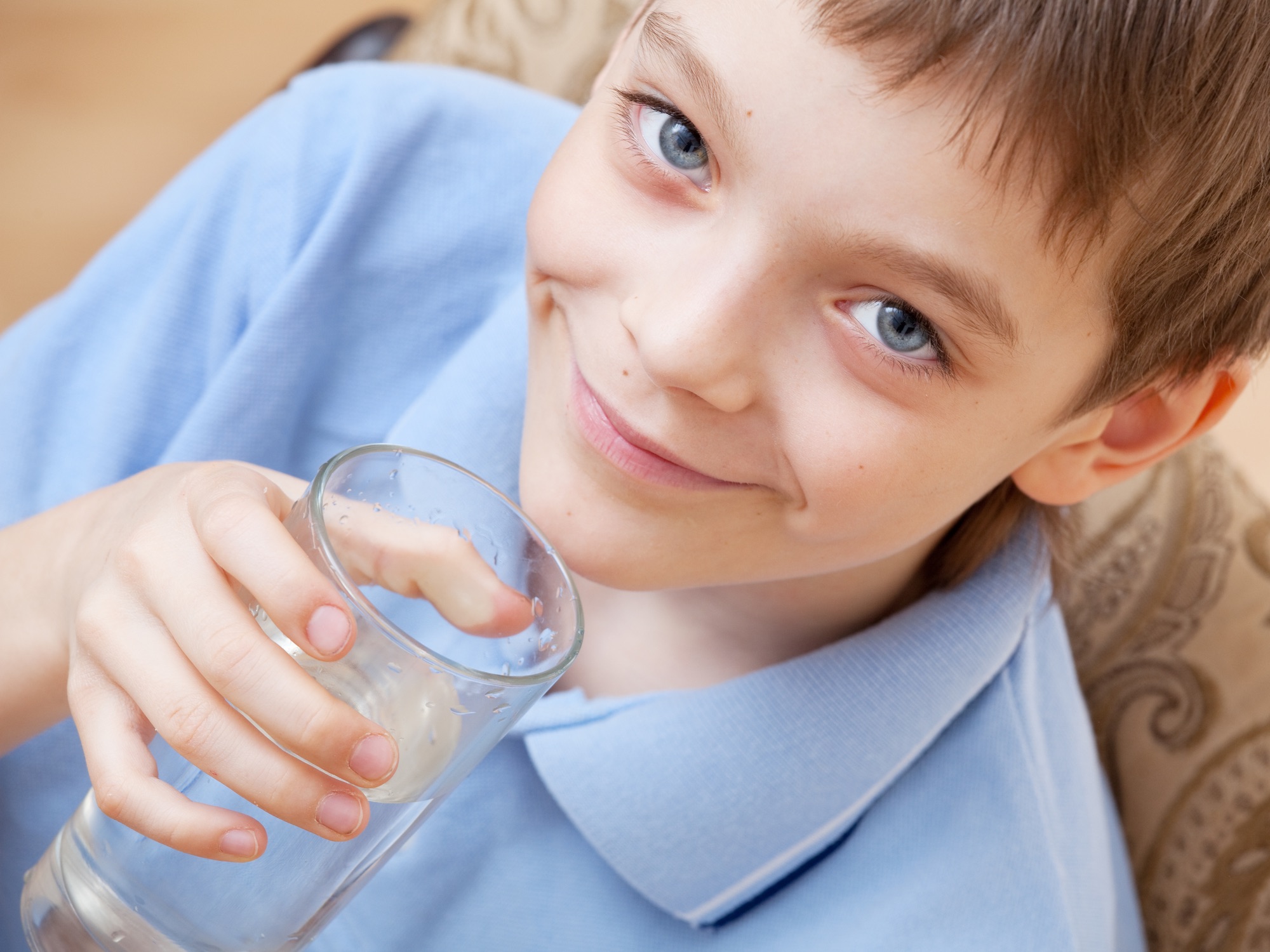 Liquid child. Выпить стакан воды для мальчиков. Фотосток подросток пьет воду. Мальчик в воде за столом. Девочка пьет воду.