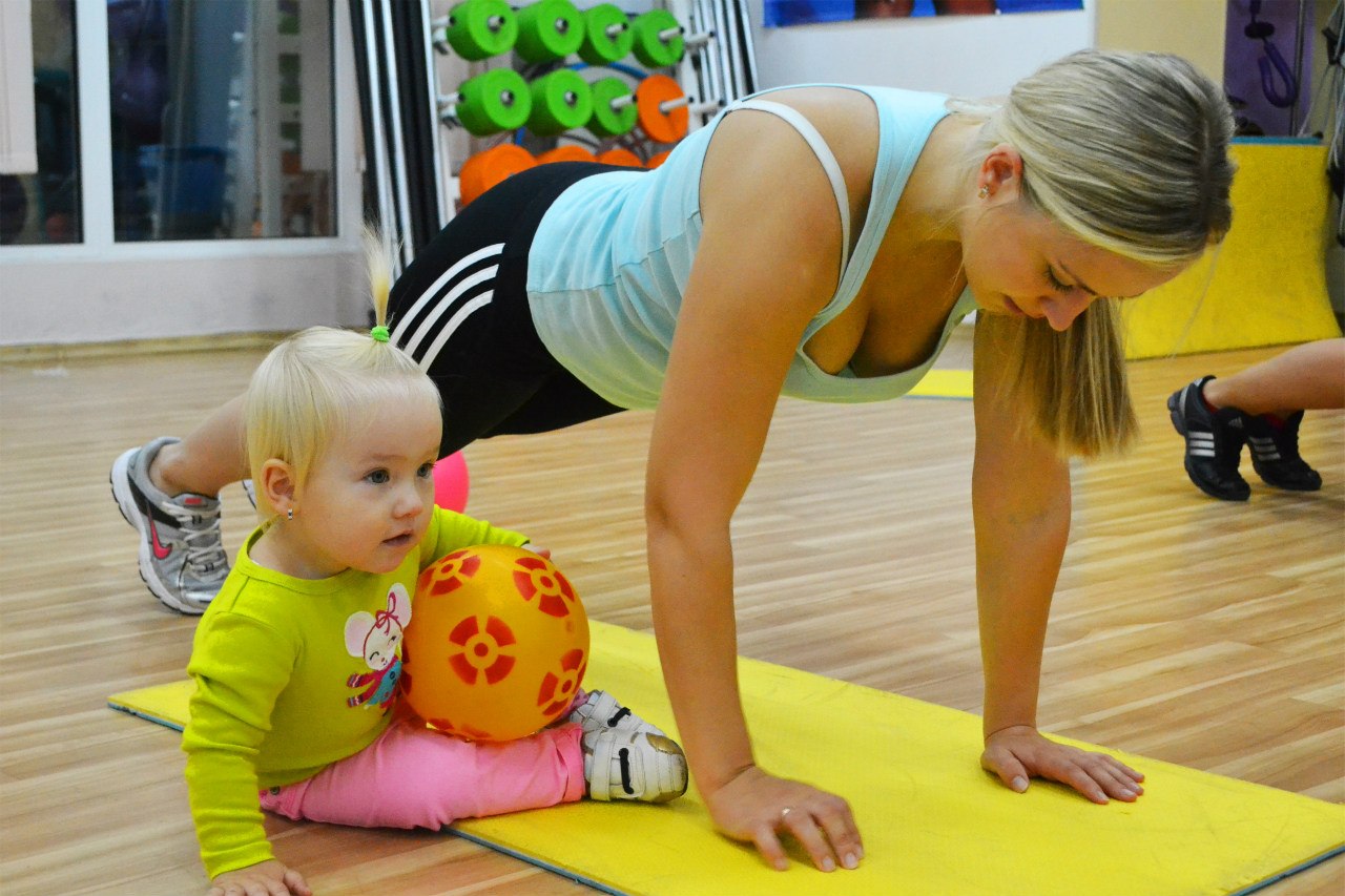 Мама занимается гимнастикой. Детский фитнес. Спортивные занятия для детей. Фитнес с малышом. Физкультура для малышей.