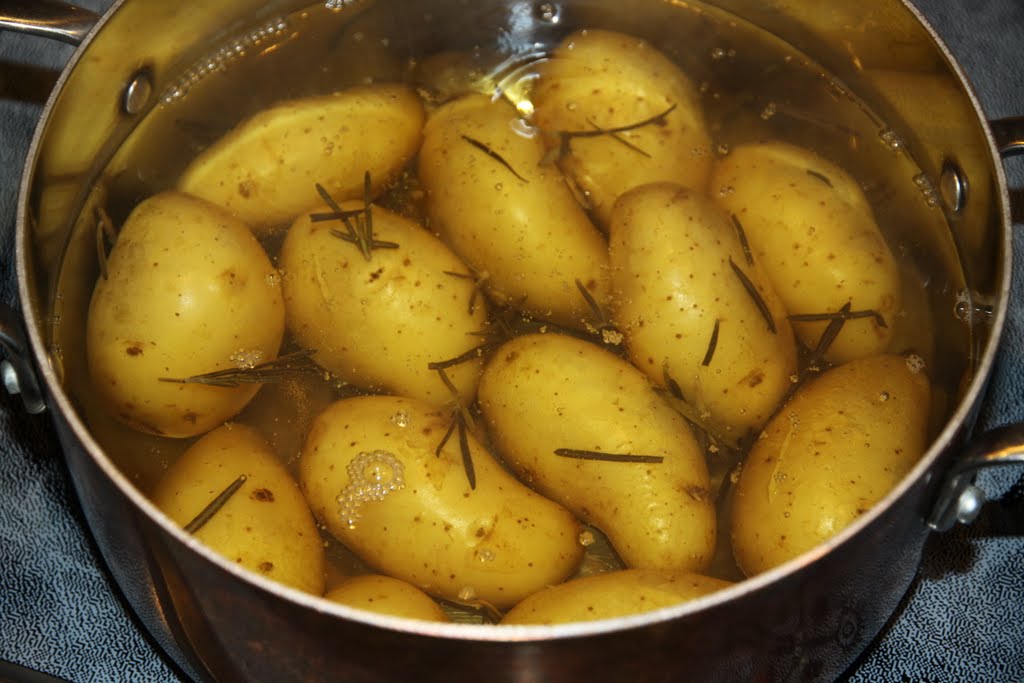 Картошку варить в холодной или горячей воде. Картофель в кастрюле. Варка картофеля. Вареный картофель в кастрюле. Вареная картошка.