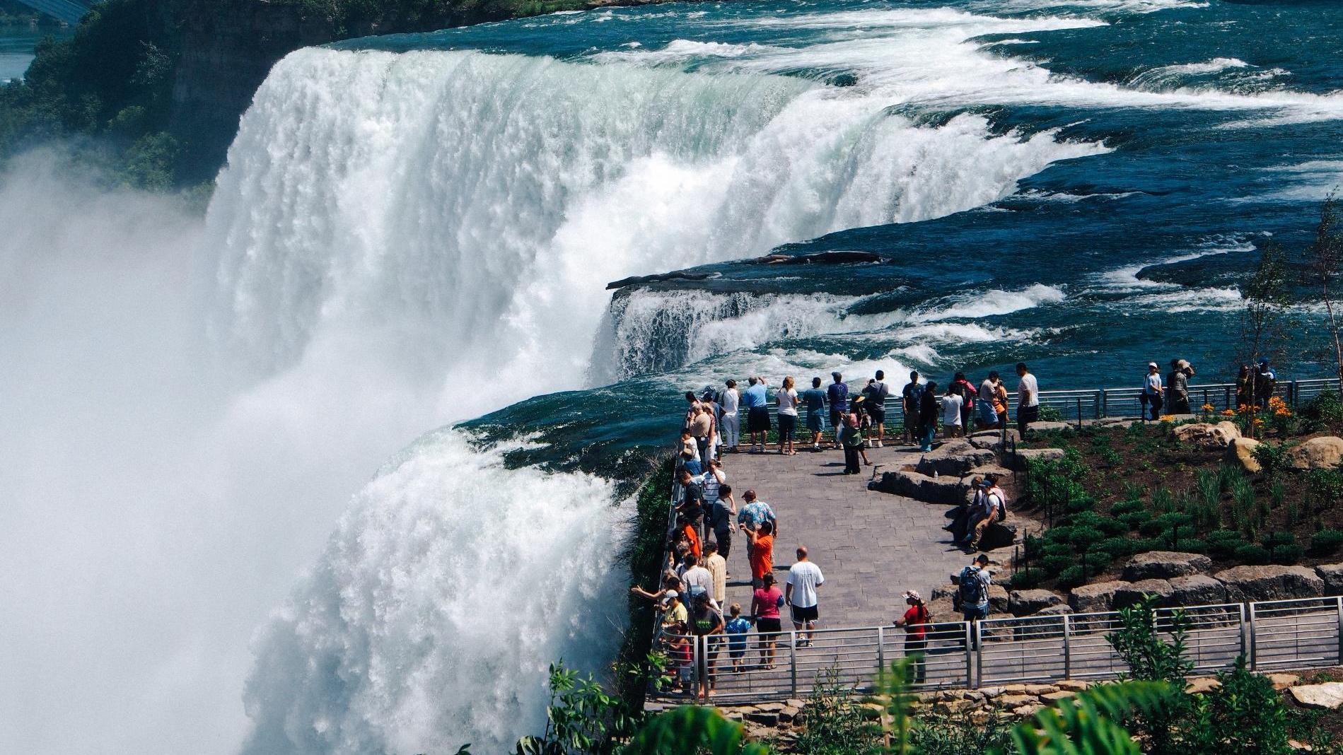 Niagara Falls туристами