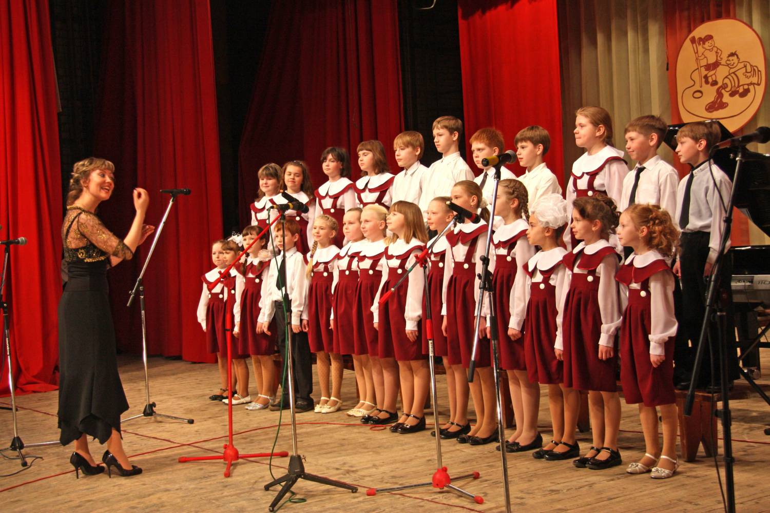 Детский хор на сцене