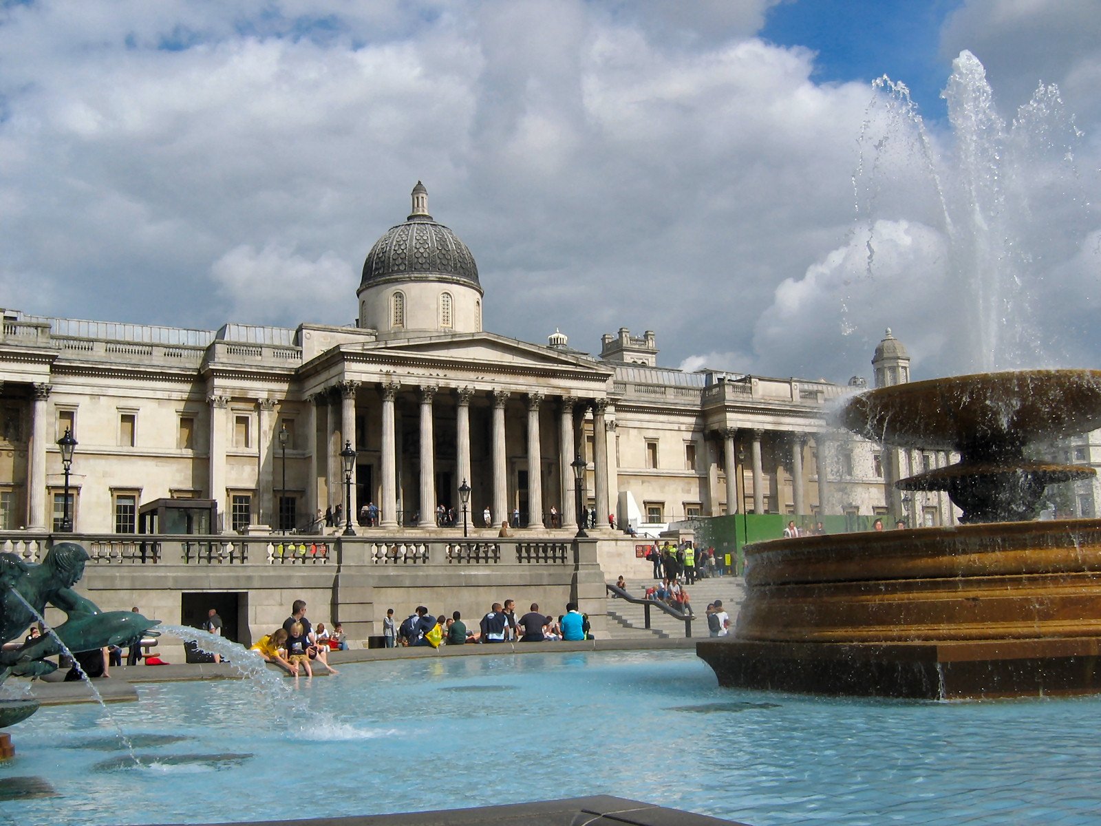 National museum london. Национальная галерея. Лондон. Трафальгарская площадь Национальная галерея. Национальная картинная галерея в Лондоне. Лондонская Национальная галерея, Великобритания.