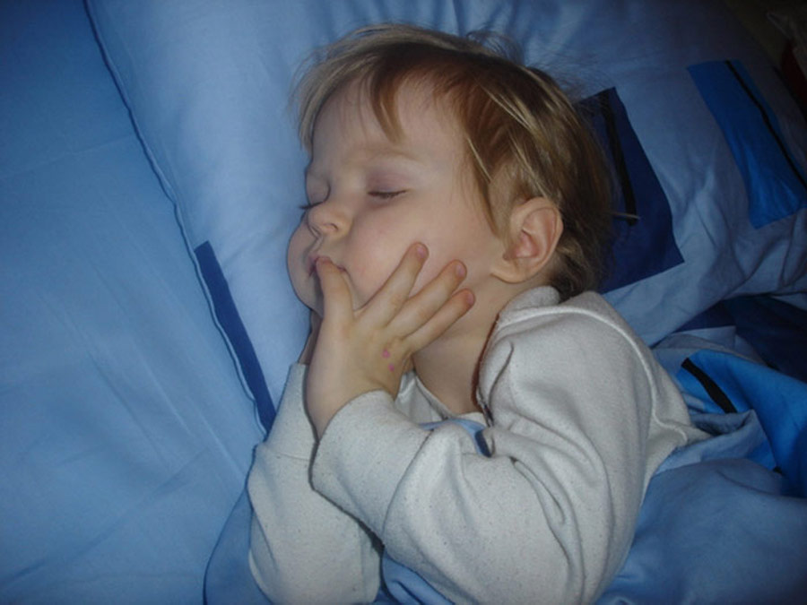 Почему дети скрипят зубами ночью причины. Ребёнок скрипит зубами во сне.