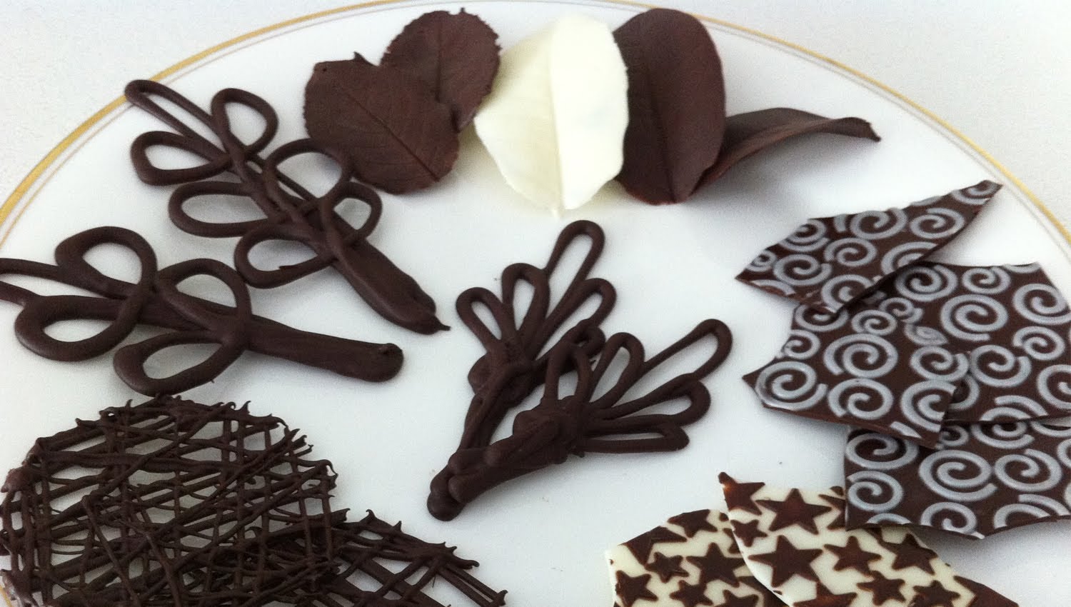 Choco decoration на русском. Украшения из шоколада. Украшения из шоколадной глазури. Декор из шоколада для торта. Украшение шоколадного торта.