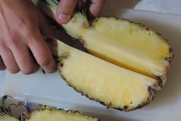разрезаем ананас