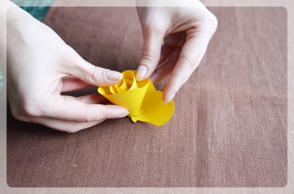 роза из бумаги готова