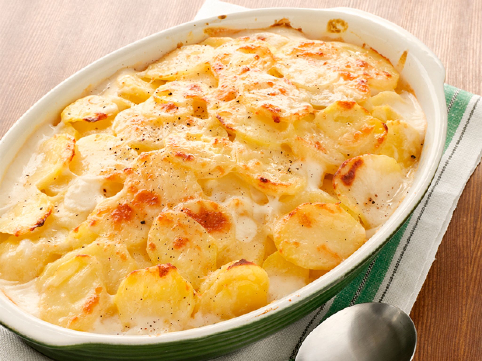 Рецепт картошки с яйцом в духовке. Картофель в сметанном соусе. Картошка в духовке в сметанном соусе. Картофель запеченный с сыром. Картофельзапеченыйс мыром.