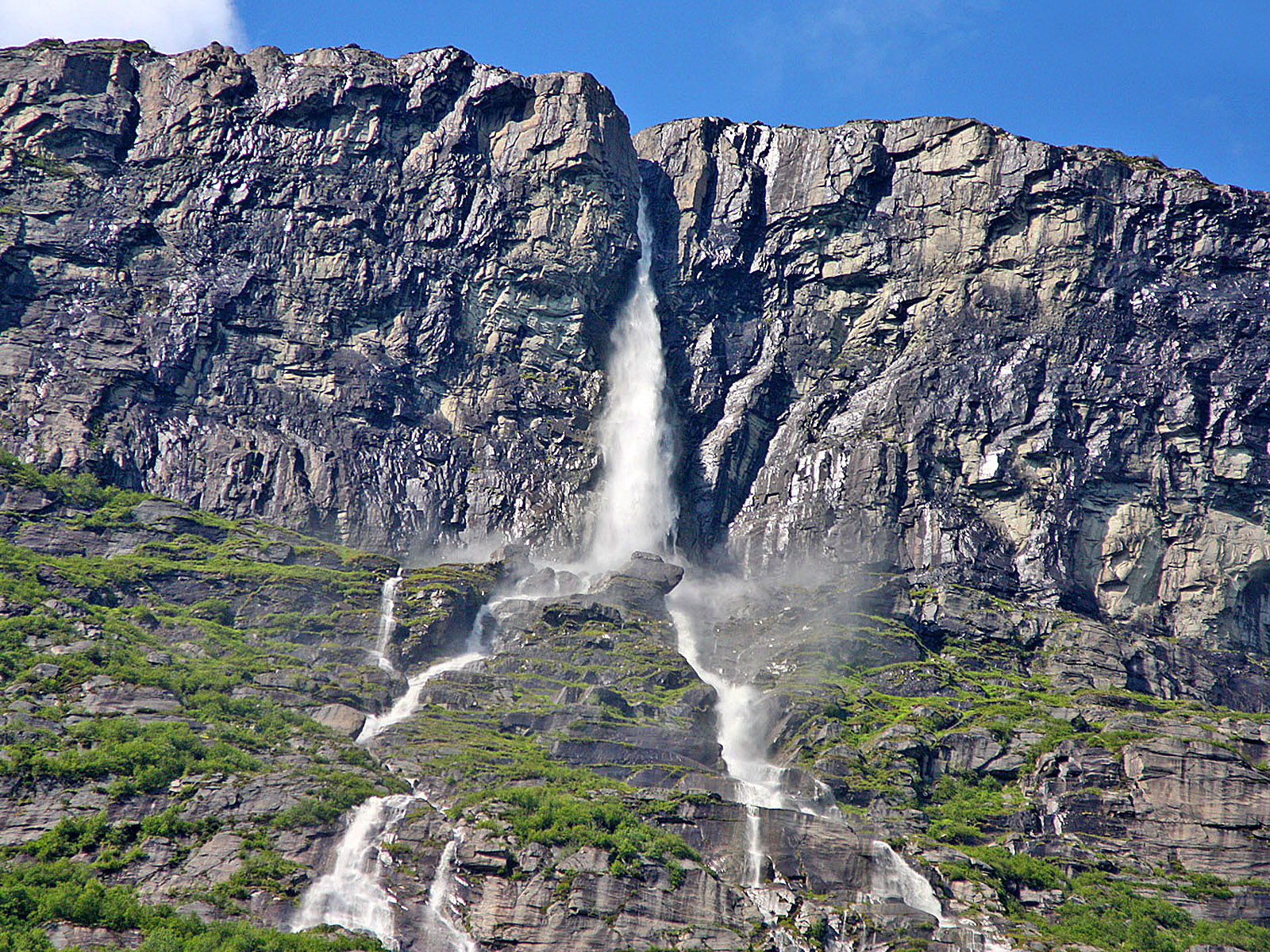 Какой водопад самый высокий. Водопад Виннуфоссен Норвегия. Самый высокий водопад в Европе Виннуфоссен. Самый высокий водопад водопад Виннуфоссен –. Балайфоссен водопад.