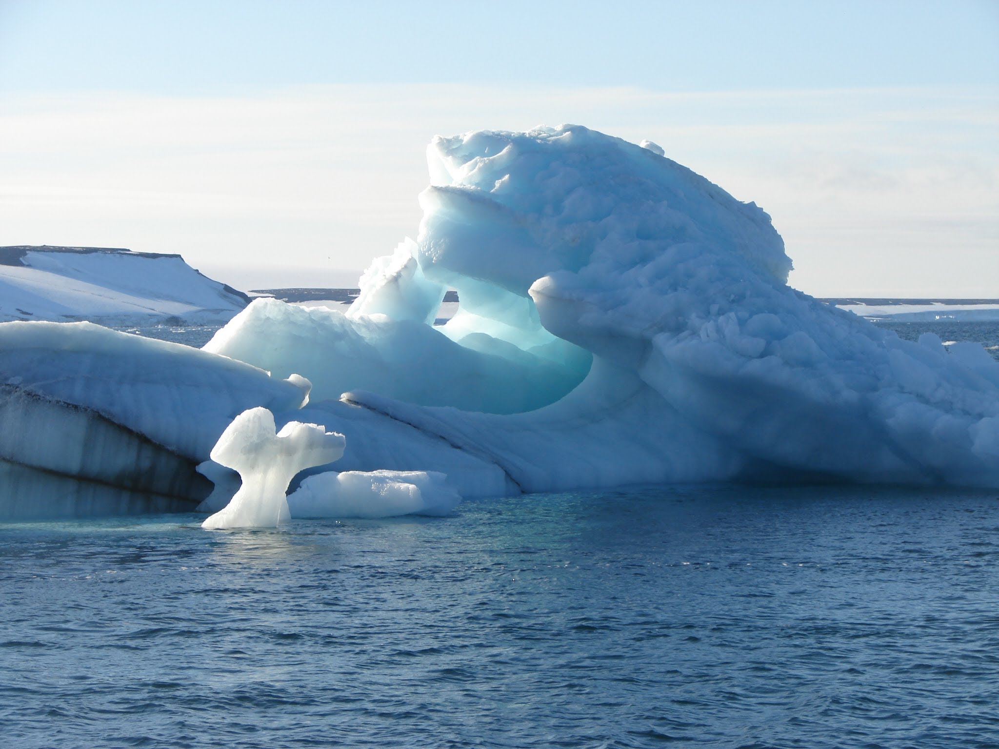 Острова бассейна северного ледовитого океана. Земля Франца Иосифа Айсберг. Во льдах Арктики. Северный Ледовитый. Арктика льдины.