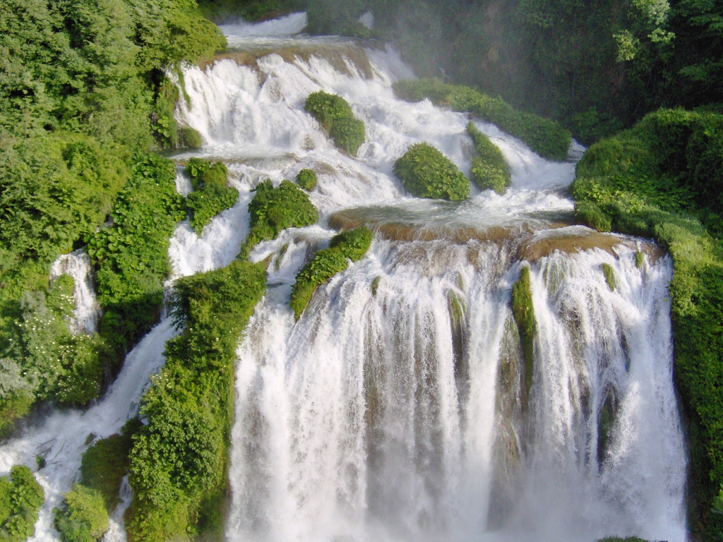 Зеленый город водопад фото