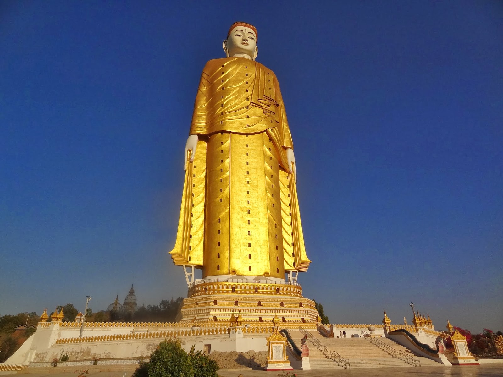 Первые памятники в мире. Лечжун-Сасачжа — статуя Будды Шакьямуни. Лечжун-Сасачжа Мьянма. Будда Шакьямуни статуя самая большая в мире. Статуя . Лечжун-Сасачжа — статуя Будды.