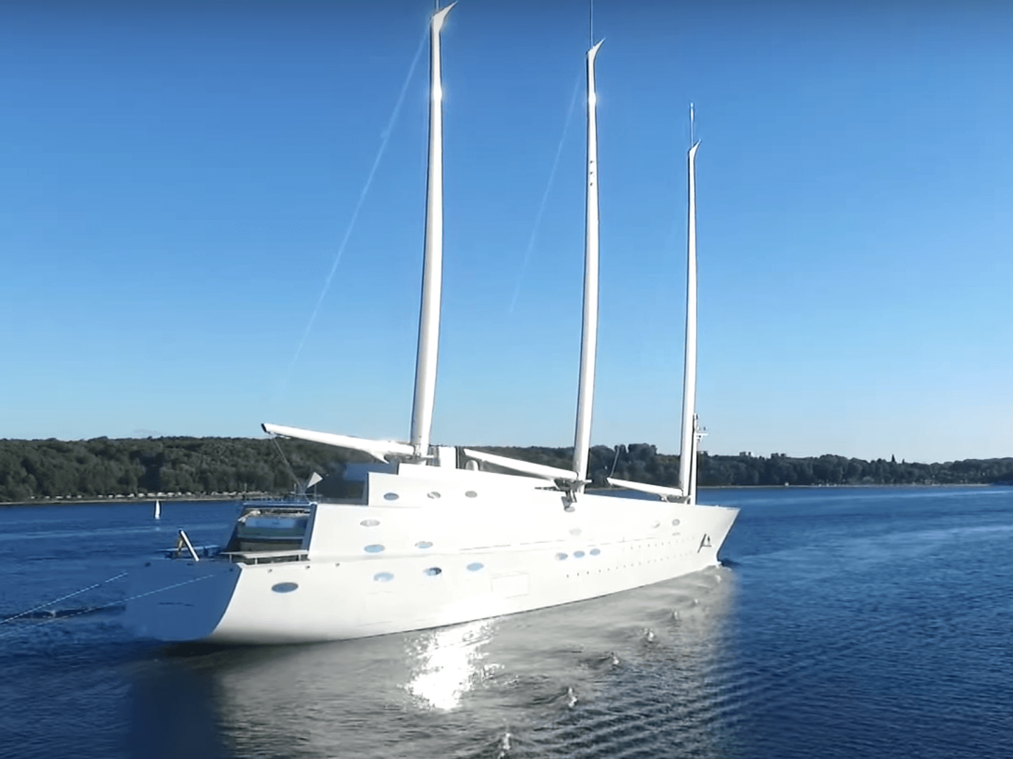 Вид «Sailing Yacht A» с опущенными парусами