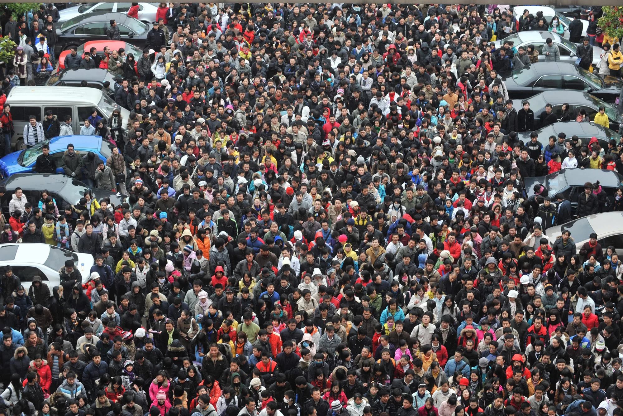 Население китая 2024г. Население Китая 2022. Пекин население 2022. Китай много людей. Толпа китайцев.