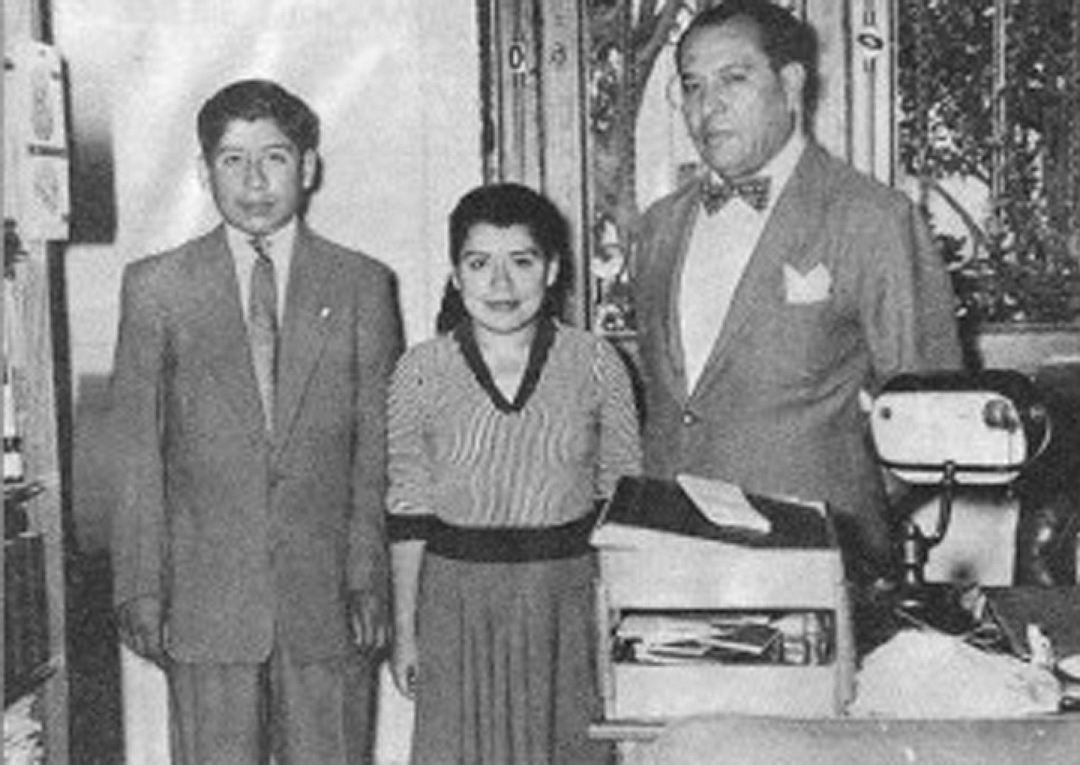 Лина Медина с взрослым сыном и мужем