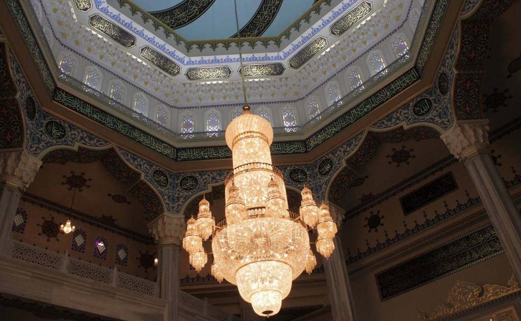 Люстра в центральном зале мечети