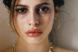 Почему люди плачут – ответы психолога